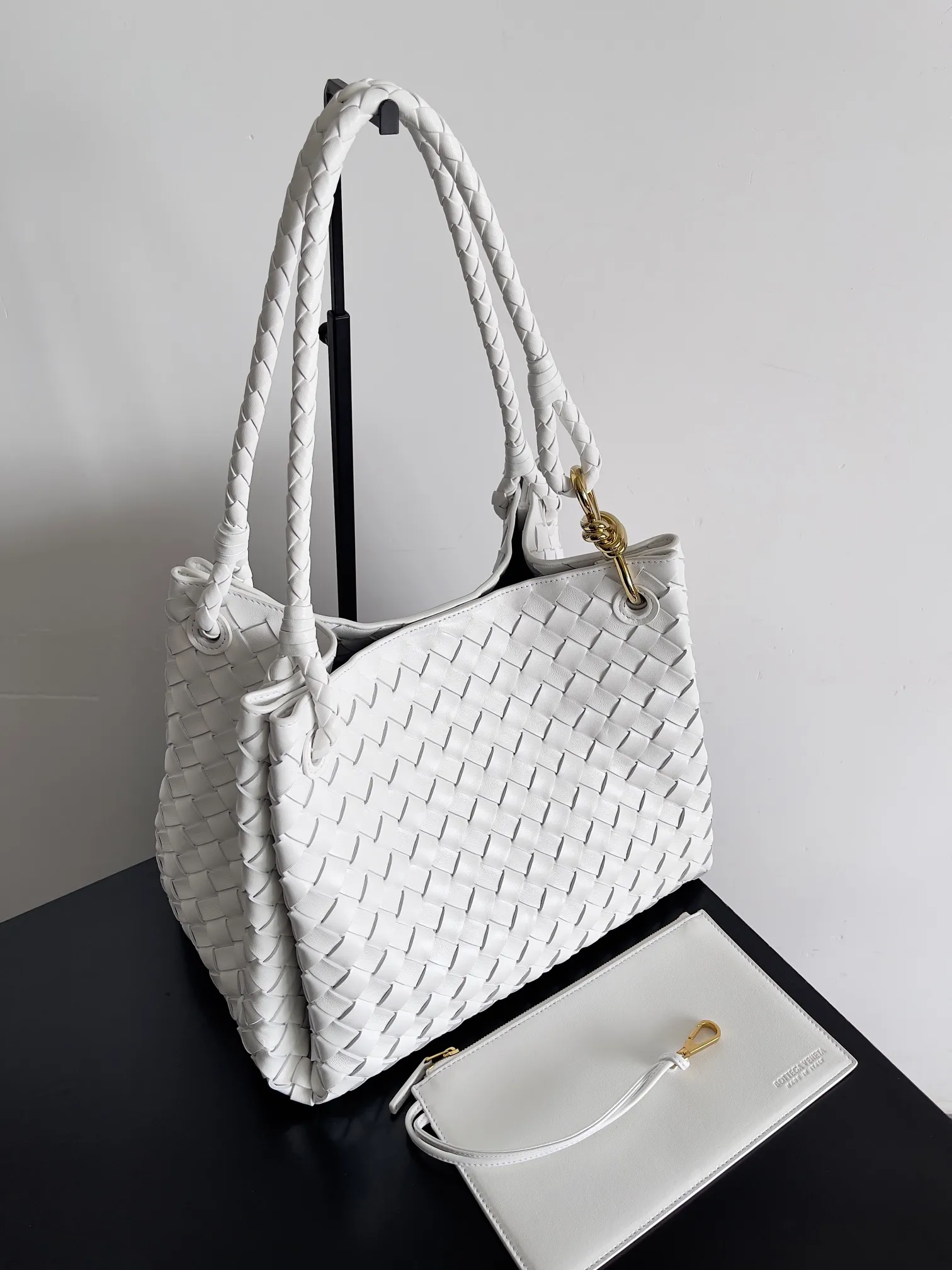 Batch 2660 24 early autumn new model Andiamo Parachute is made of a whole piece of woven leather. It is processed by folding stitching at the four corners. # Craftsmanship and creativity. The large size is atmospheric and practical. One of the must-selects for BV. It has a large space, can hold a computer, the shoulder strap is thick, and the upper shoulder is very comfortable. The large parachute can be carried on the body and can be carried on the body. The upper body is versatile and cute☺️ Style number: 796571 Size: 30*26*20cm